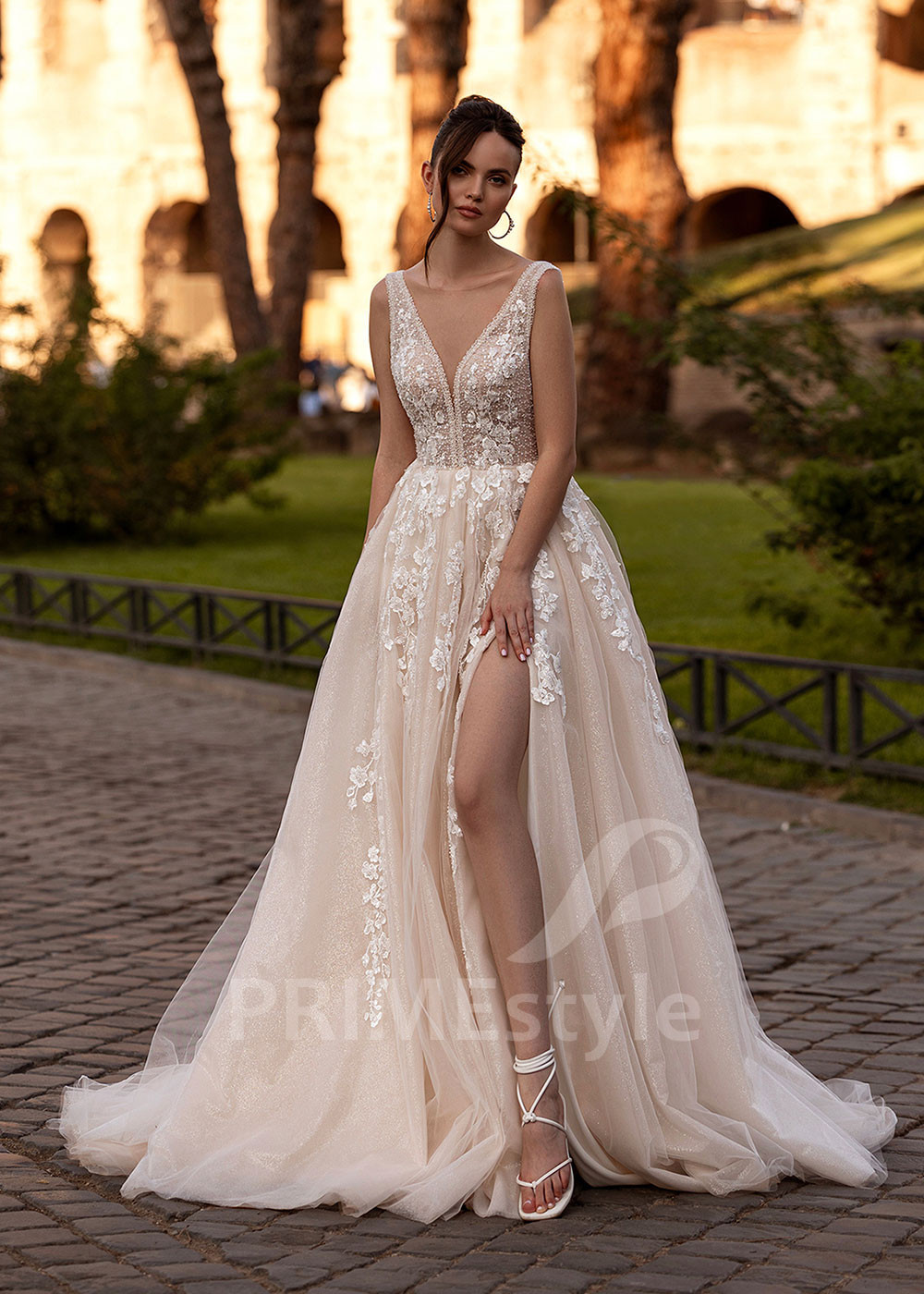 Extravagantné čipkované svadobné šaty LS872