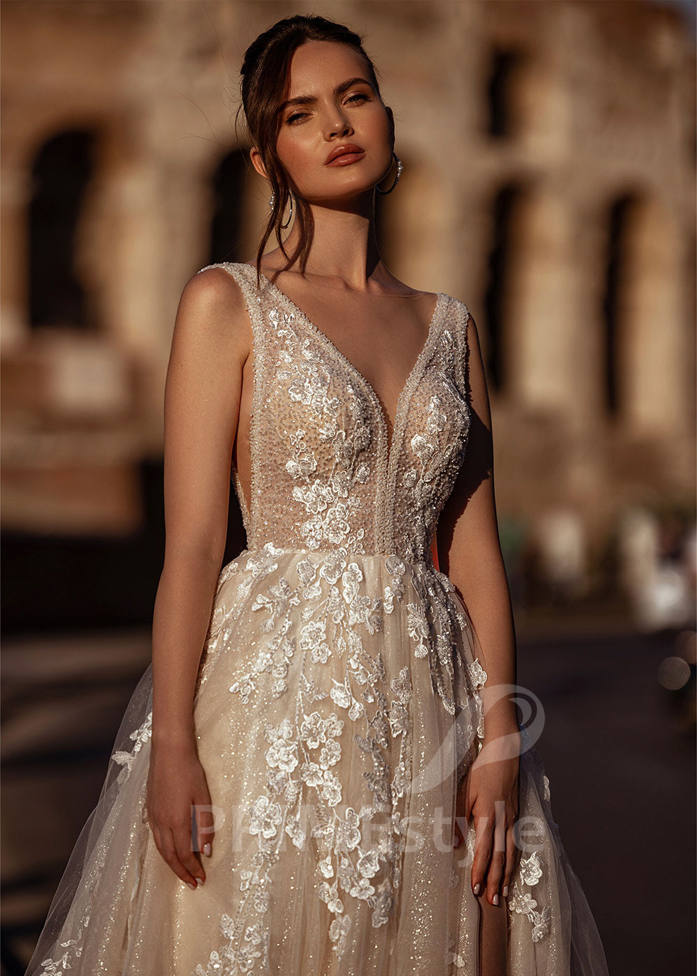 Extravagantné čipkované svadobné šaty...