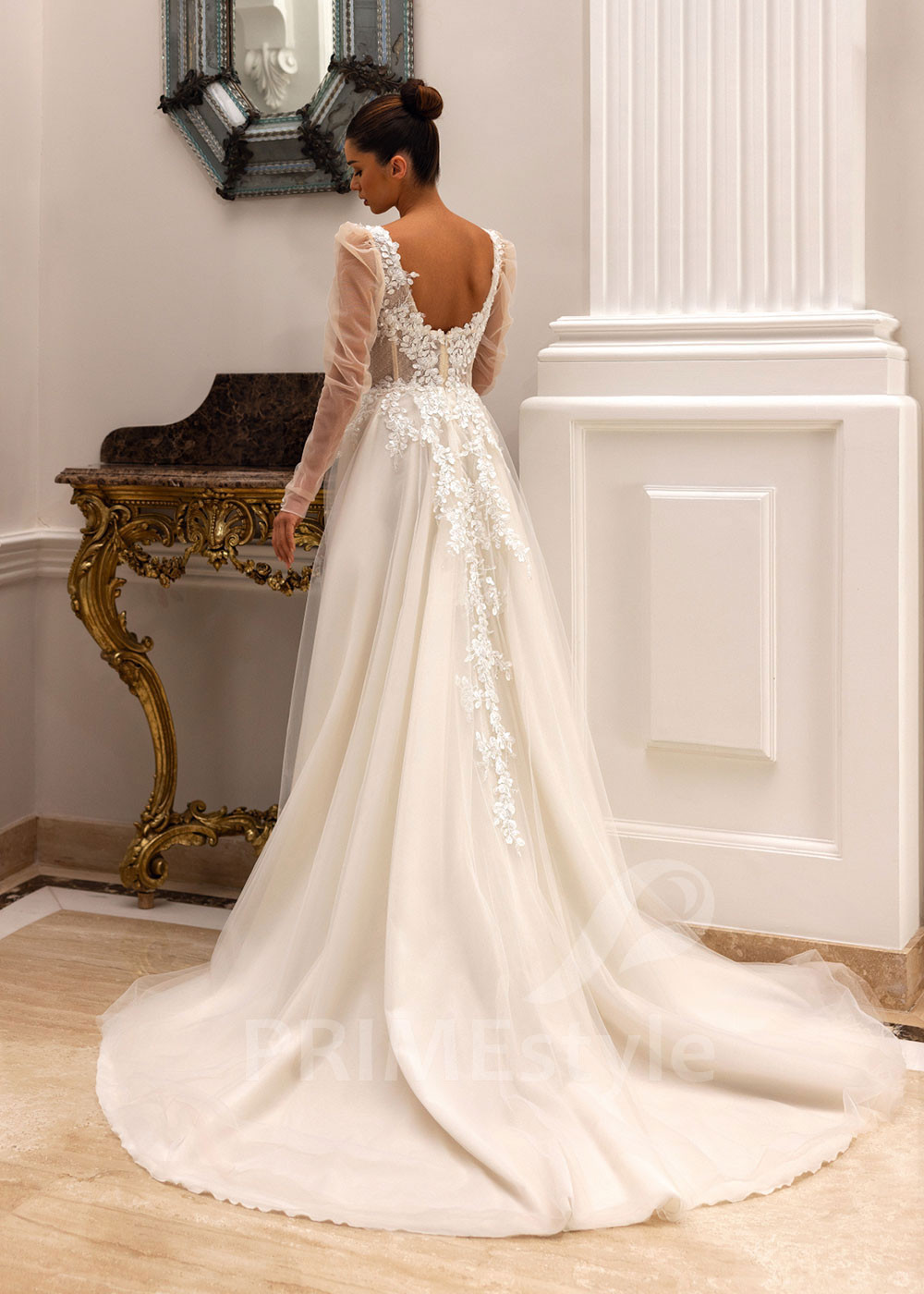 Extravagantné čipkované svadobné šaty...