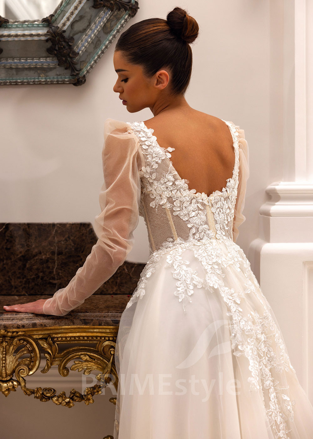 Extravagantné čipkované svadobné šaty...