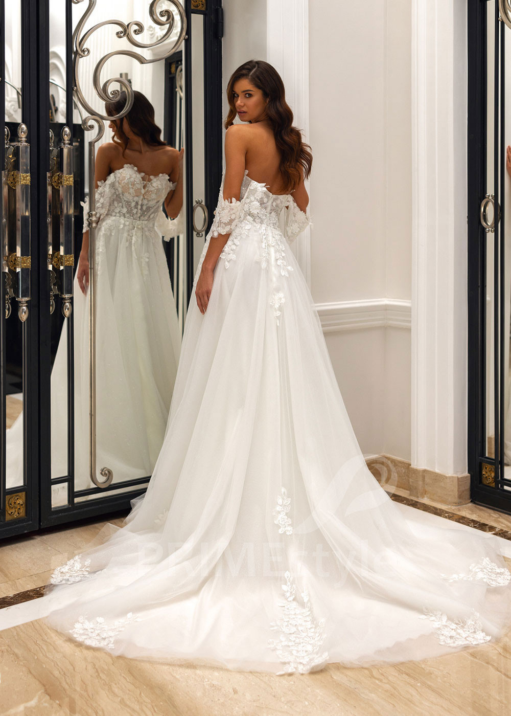 Extravagantné kvetované svadobné šaty...