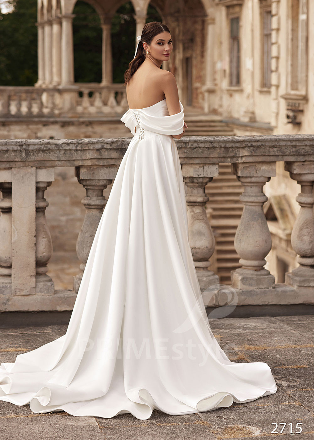 Extravagantné hladké svadobné šaty...