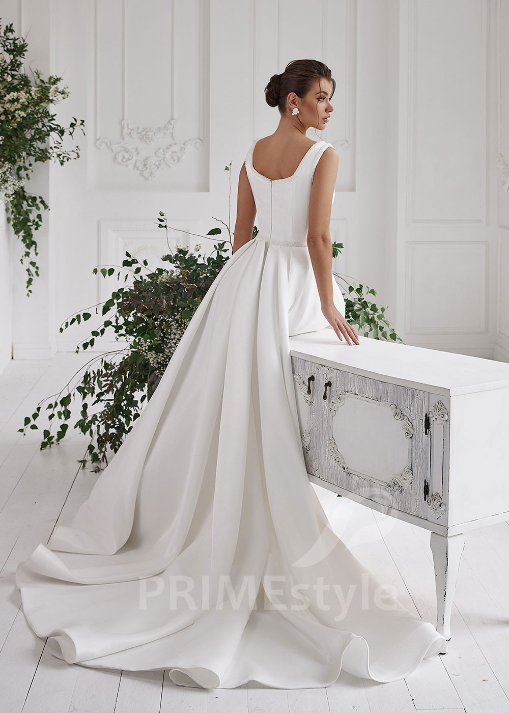 Elegantné hladké svadobné šaty LS800