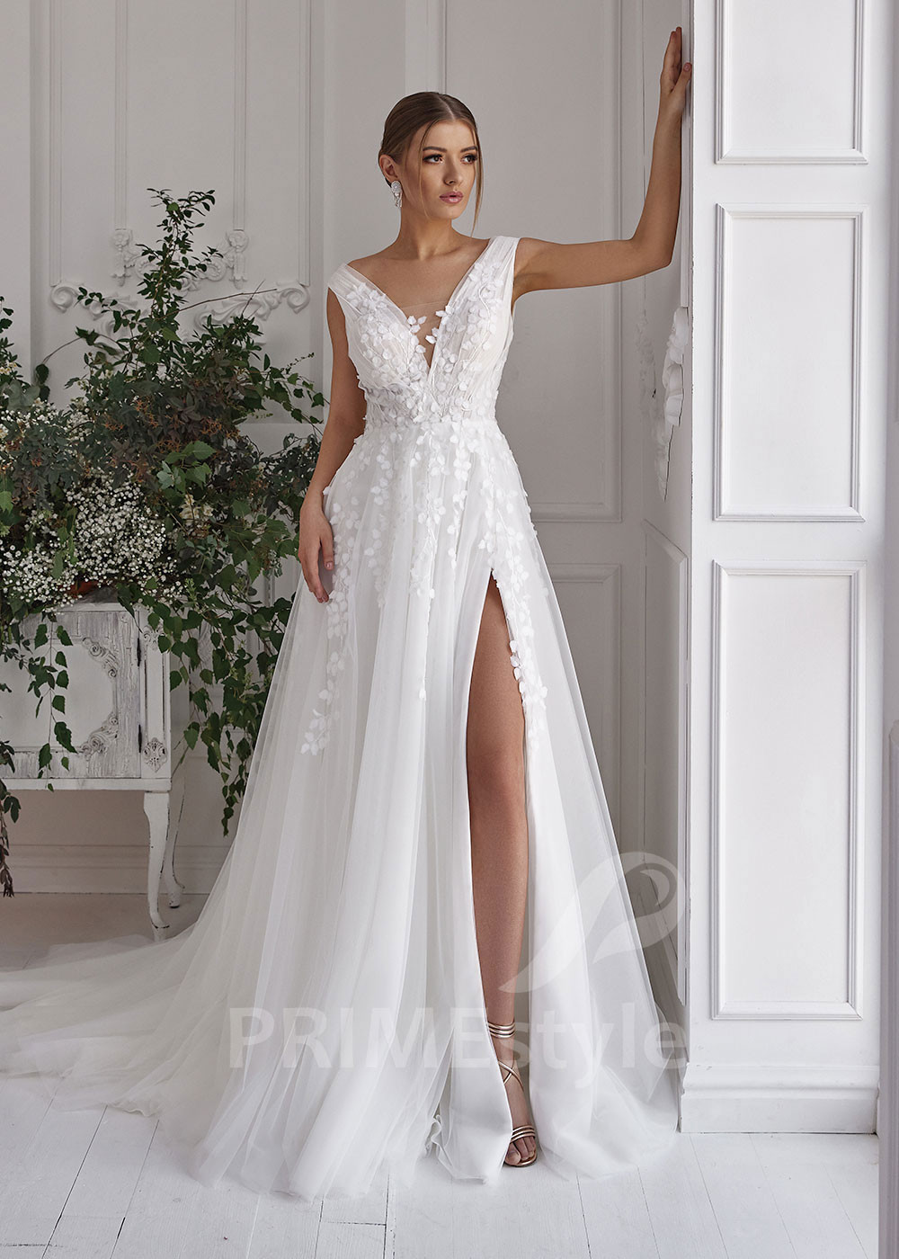 Jednoduché čipkované svadobné šaty LS808