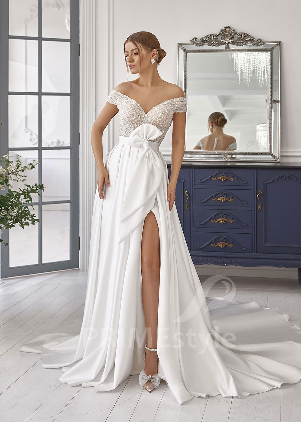 Extravagantné hladké svadobné šaty LS823