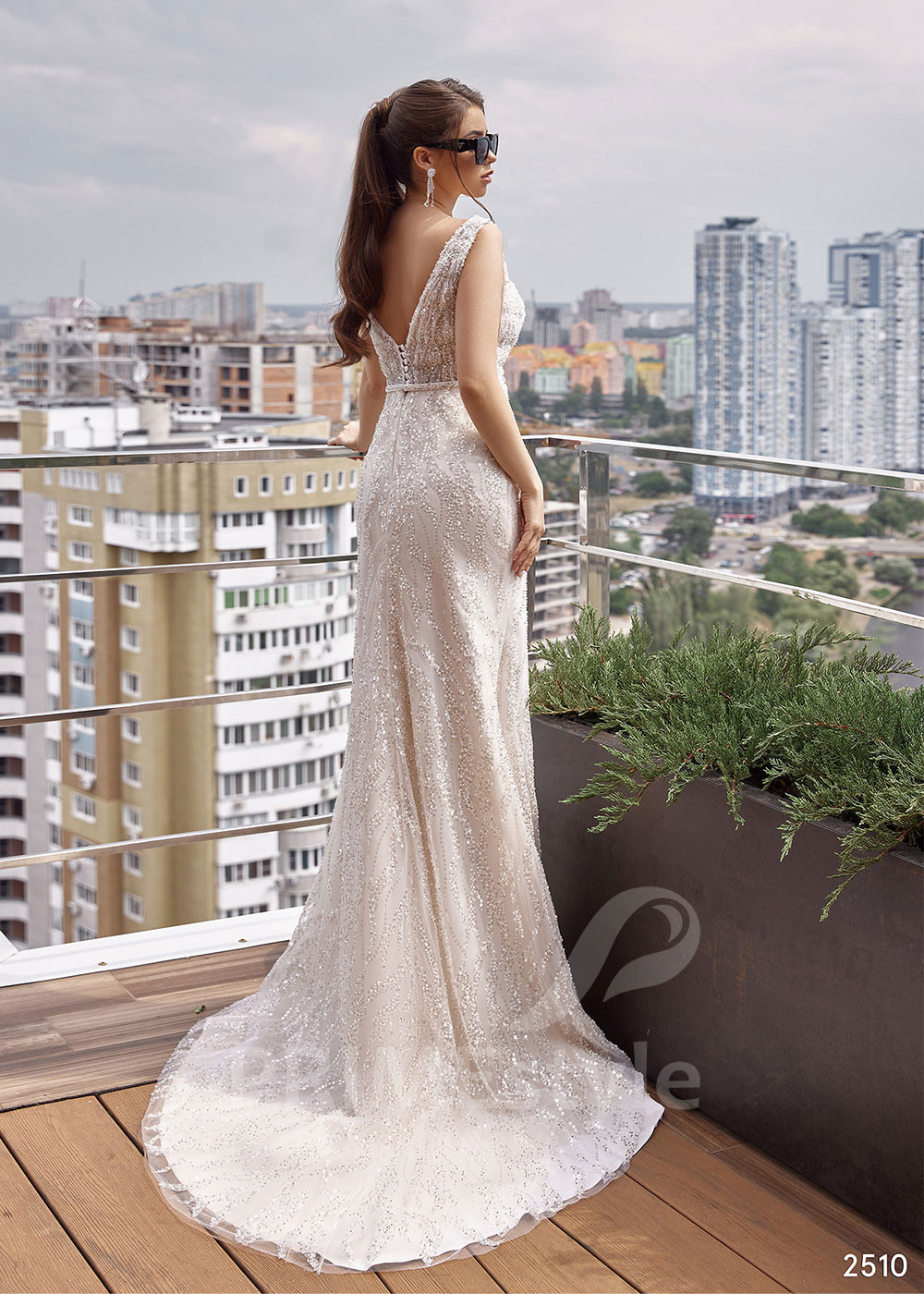 Elegantné trblietavé svadobné šaty...