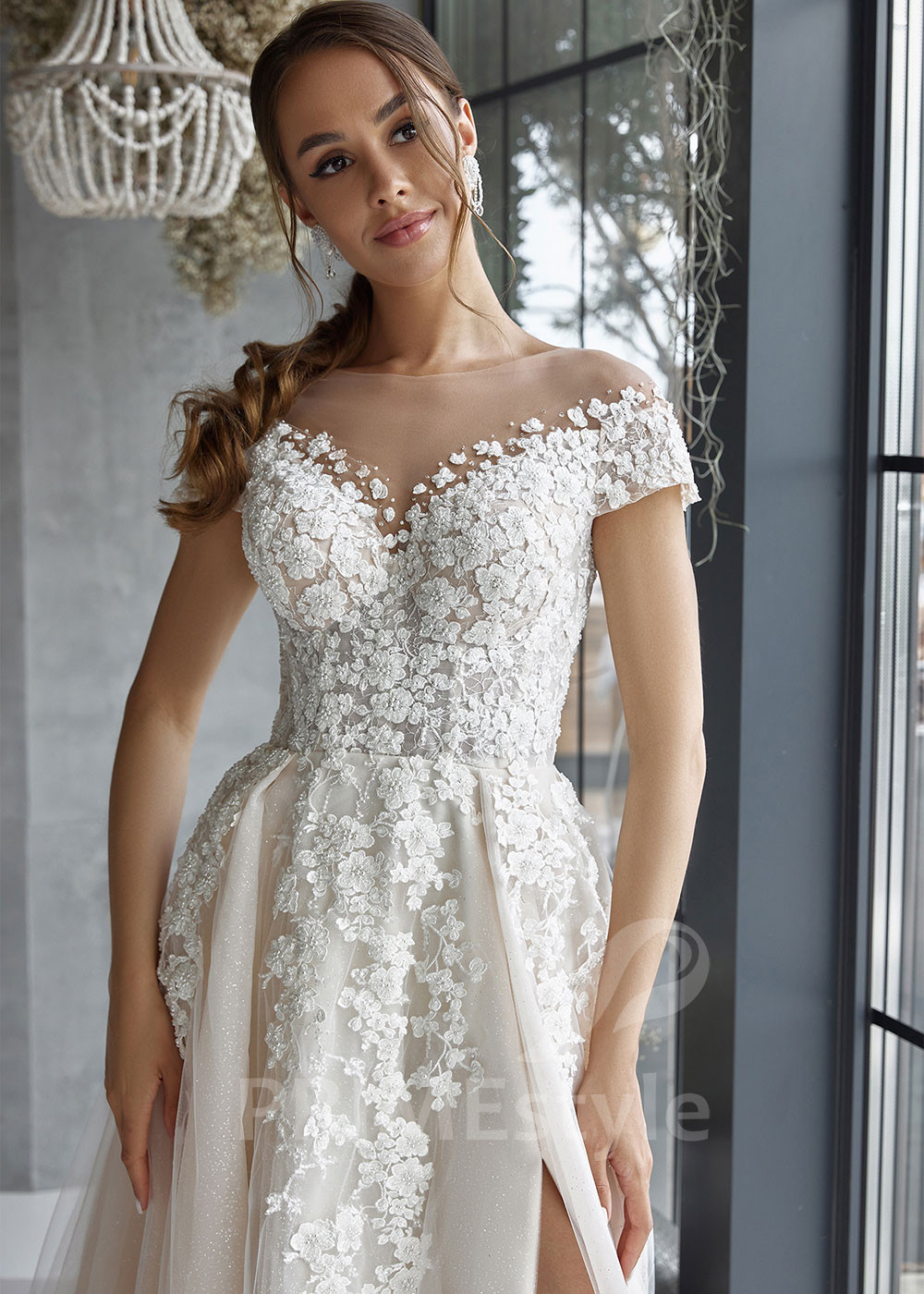 Extravagantné kvetované svadobné šaty...