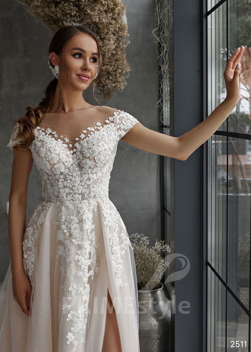 Extravagantné kvetované svadobné šaty...