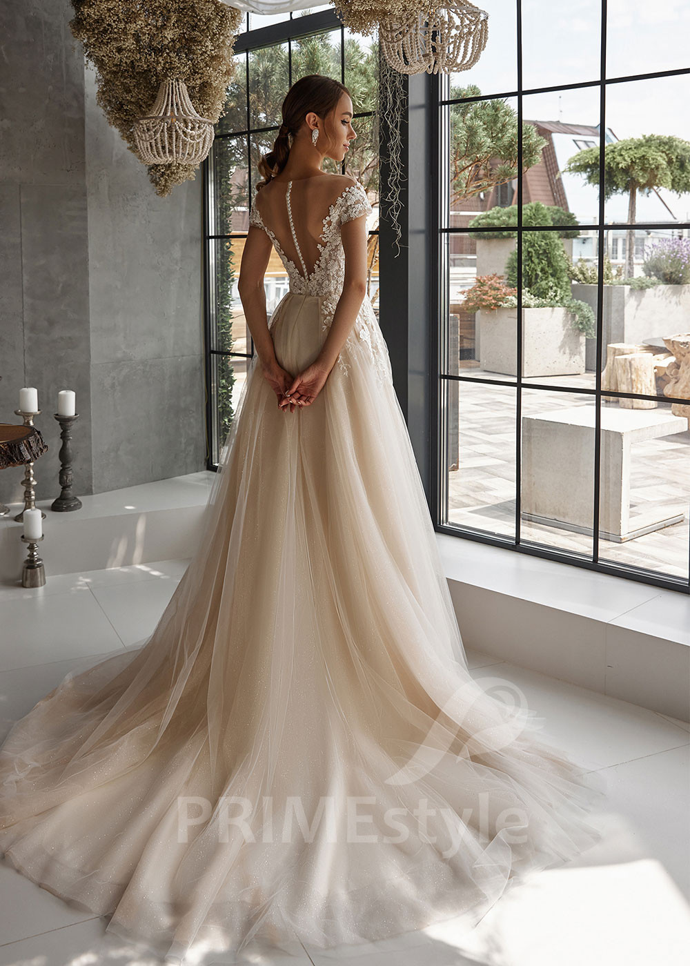 Extravagantné kvetované svadobné šaty...