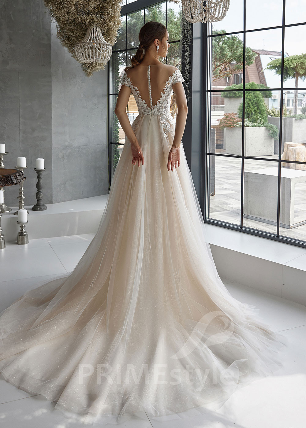 Extravagantné kvetované svadobné šaty...