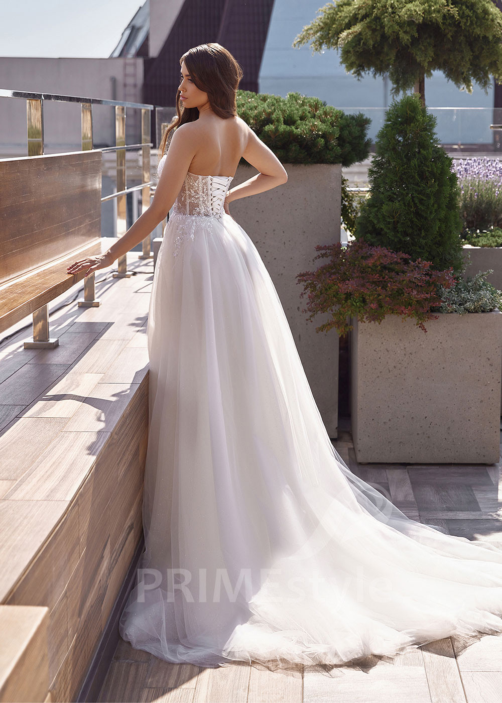 Extravagantné tylové svadobné šaty...