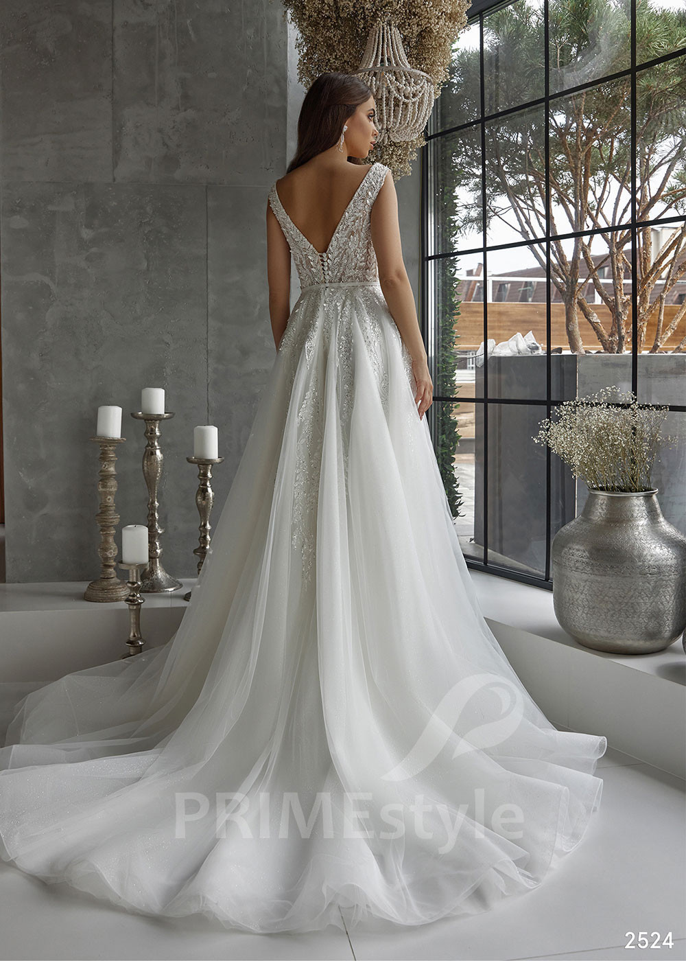 Extravagantné čipkované svadobné šaty...