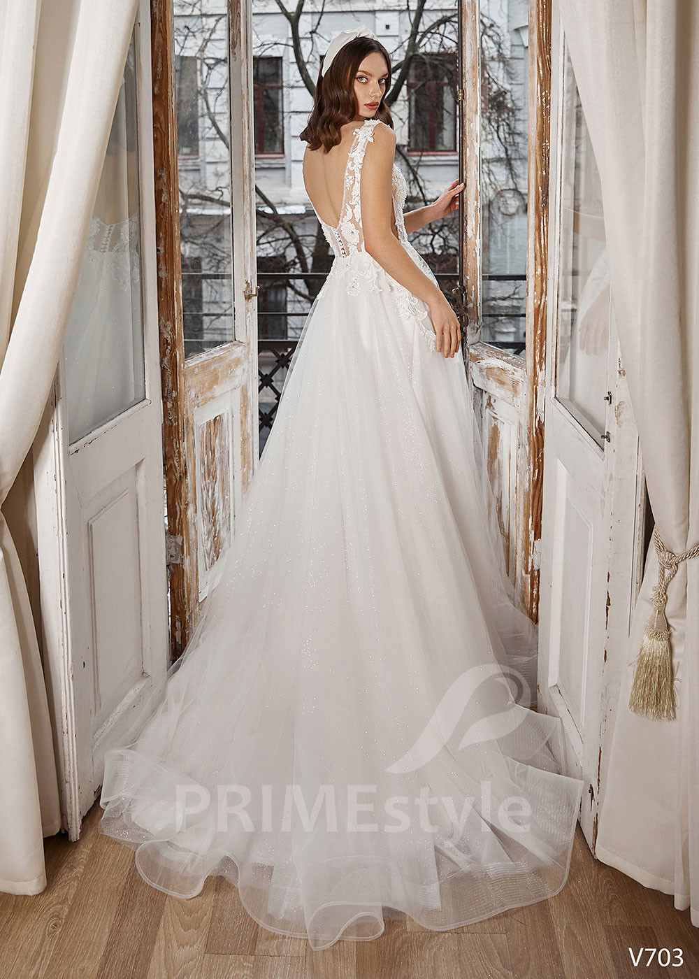 Extravagantné čipkované svadobné šaty...