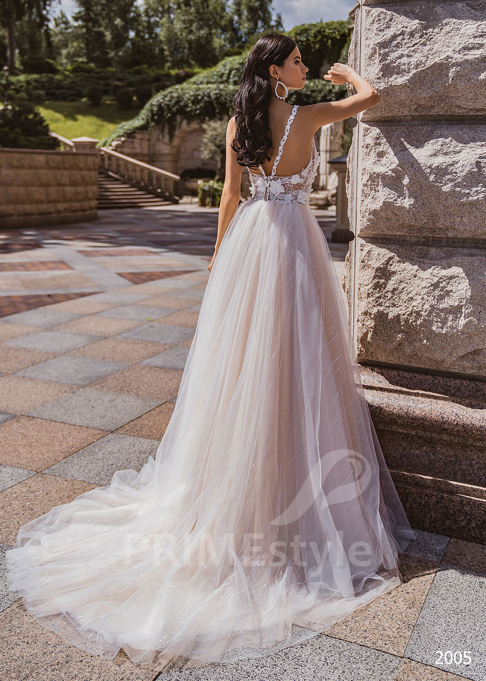 Extravagantné kvetované svadobné šaty...