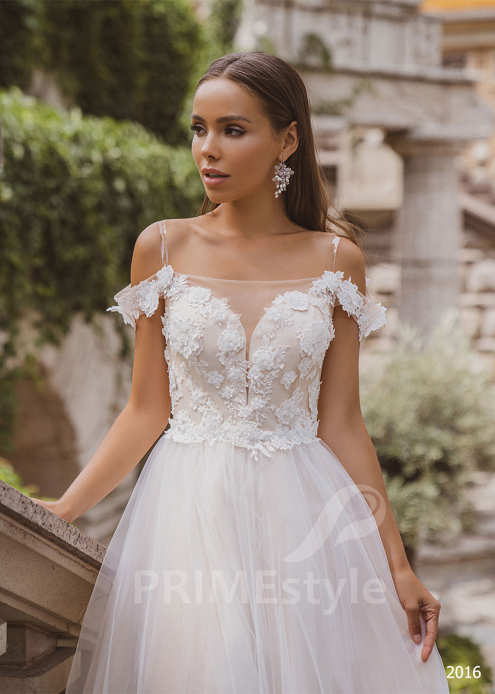 Jednoduché kvetované svadobné šaty...