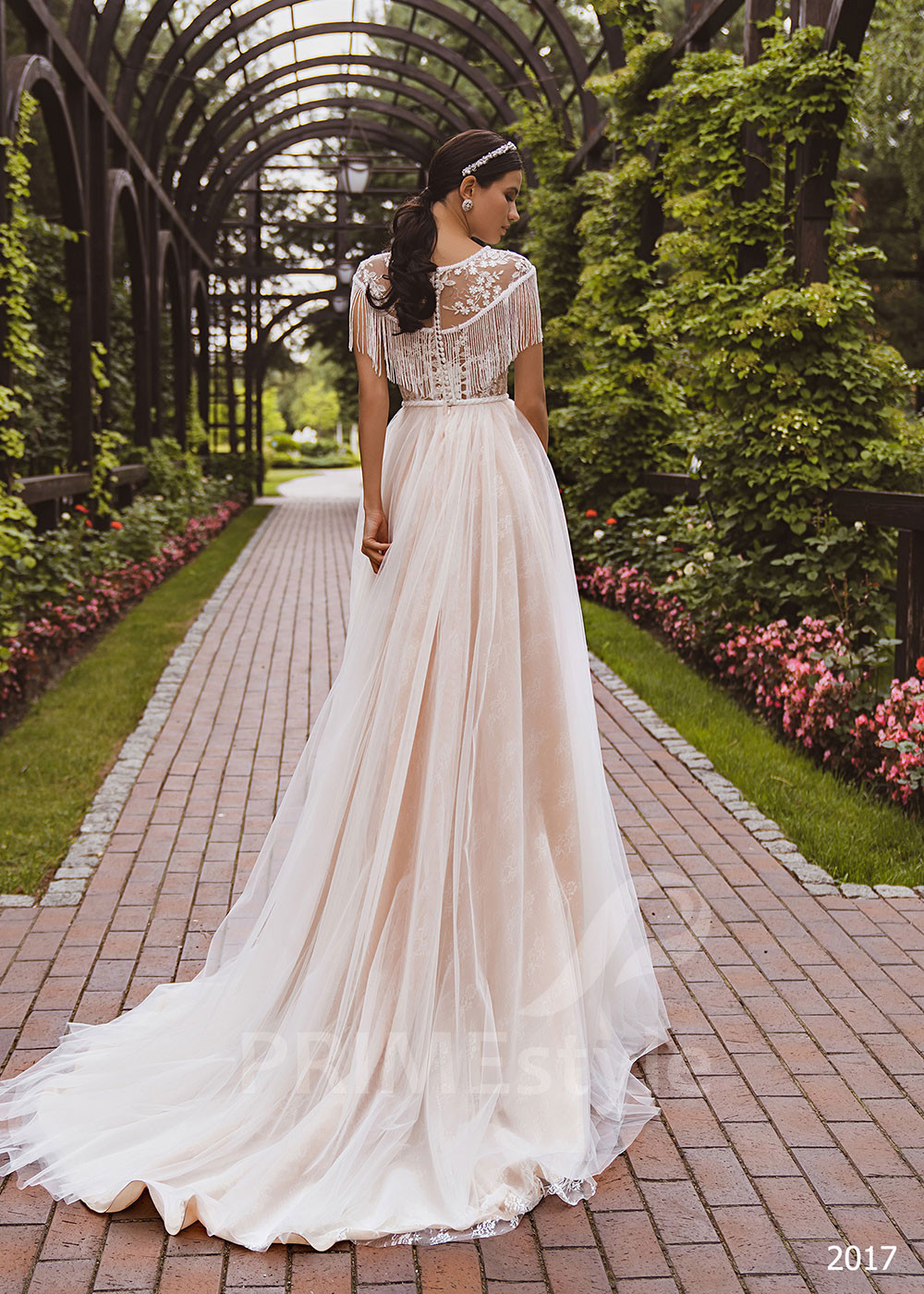 Extravagantné čipkované svadobné šaty...