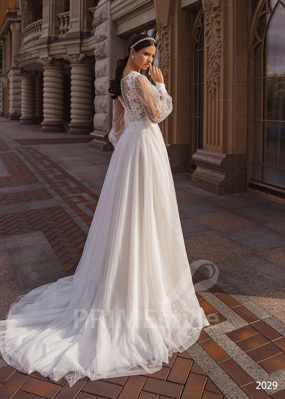 Extravagantné tylové svadobné šaty...