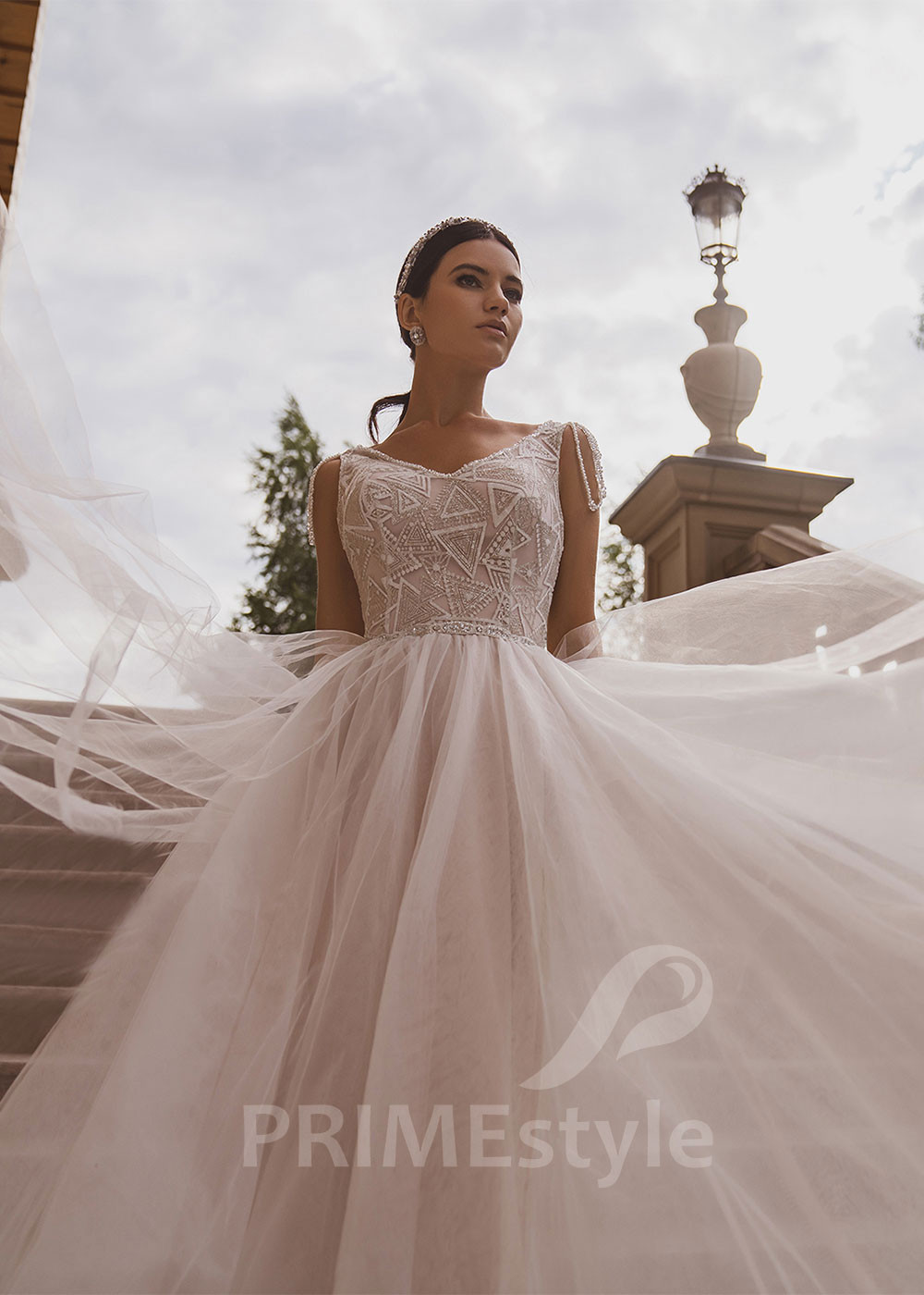 Extravagantné tylové svadobné šaty...