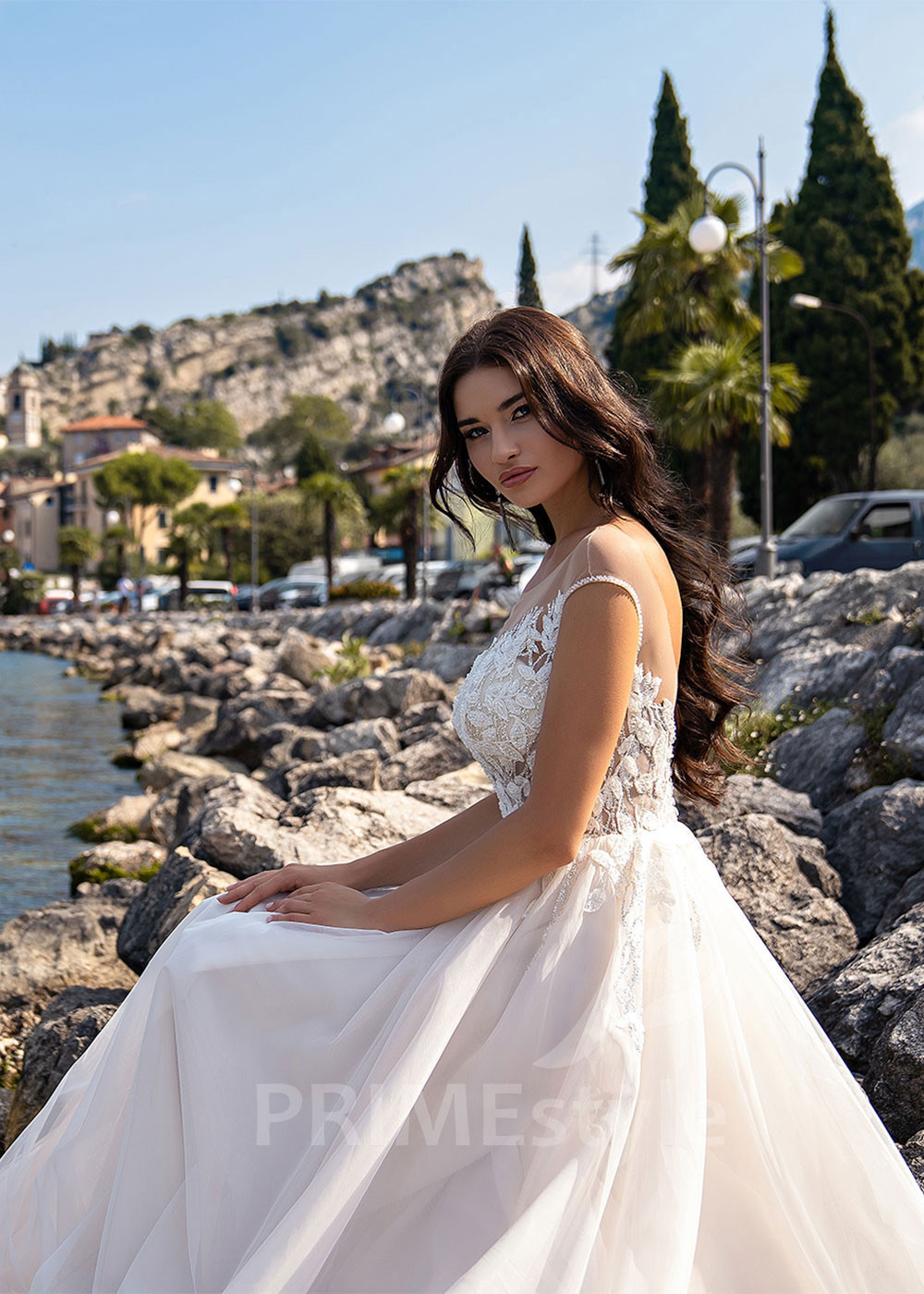 Jednoduché čipkované svadobné šaty LS503