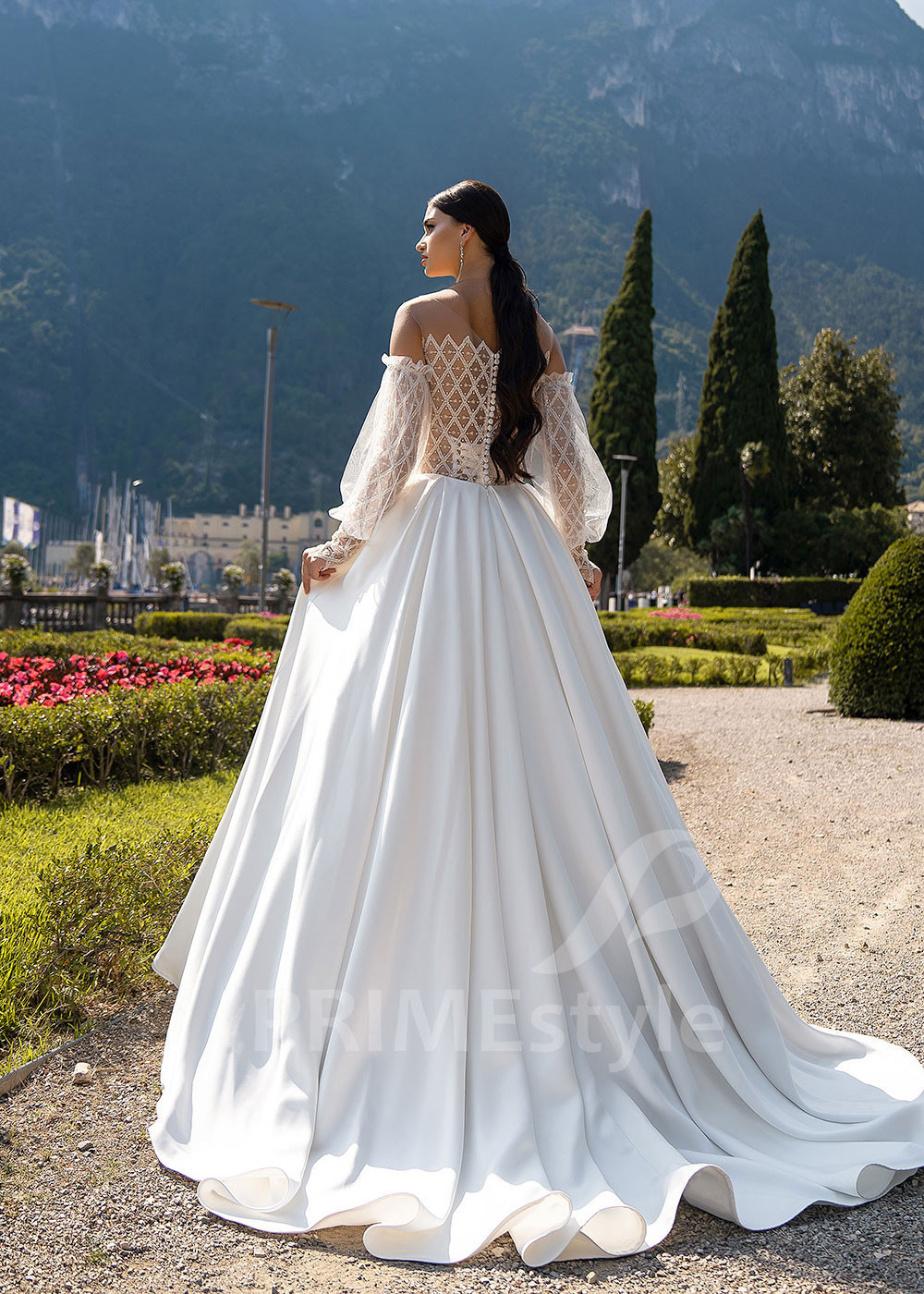 Extravagantné saténove svadobné šaty...