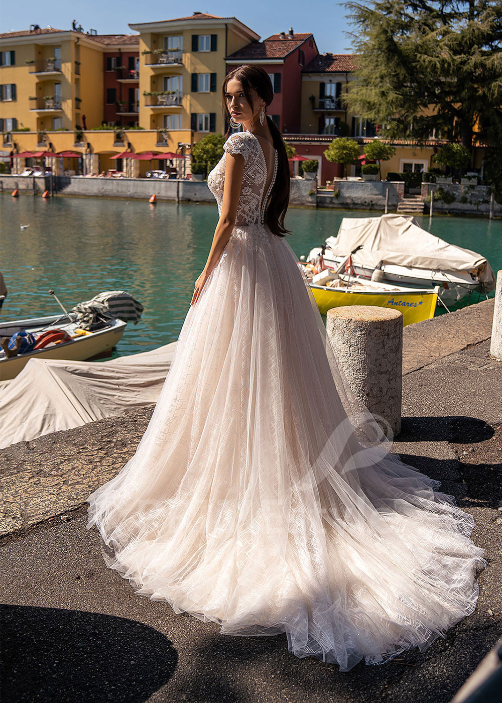 Luxusné čipkované svadobné šaty LS520