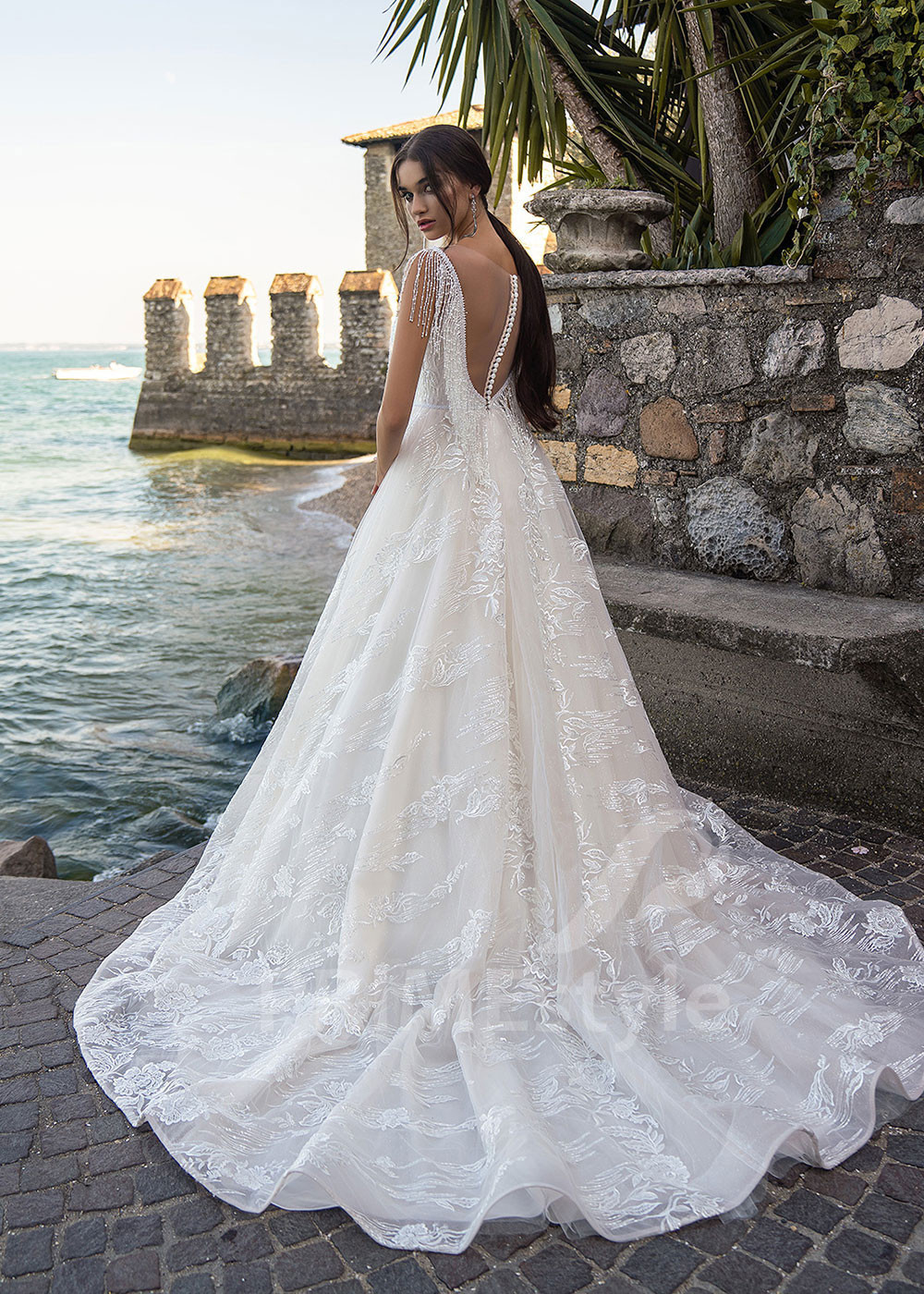 Exkluzívne trblietavé svadobné šaty...