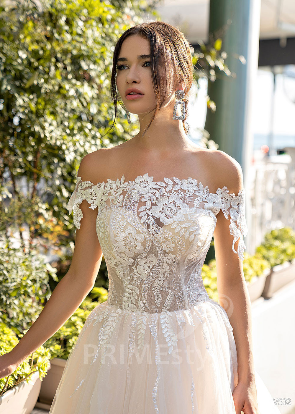 Jednoduché čipkované svadobné šaty LS532