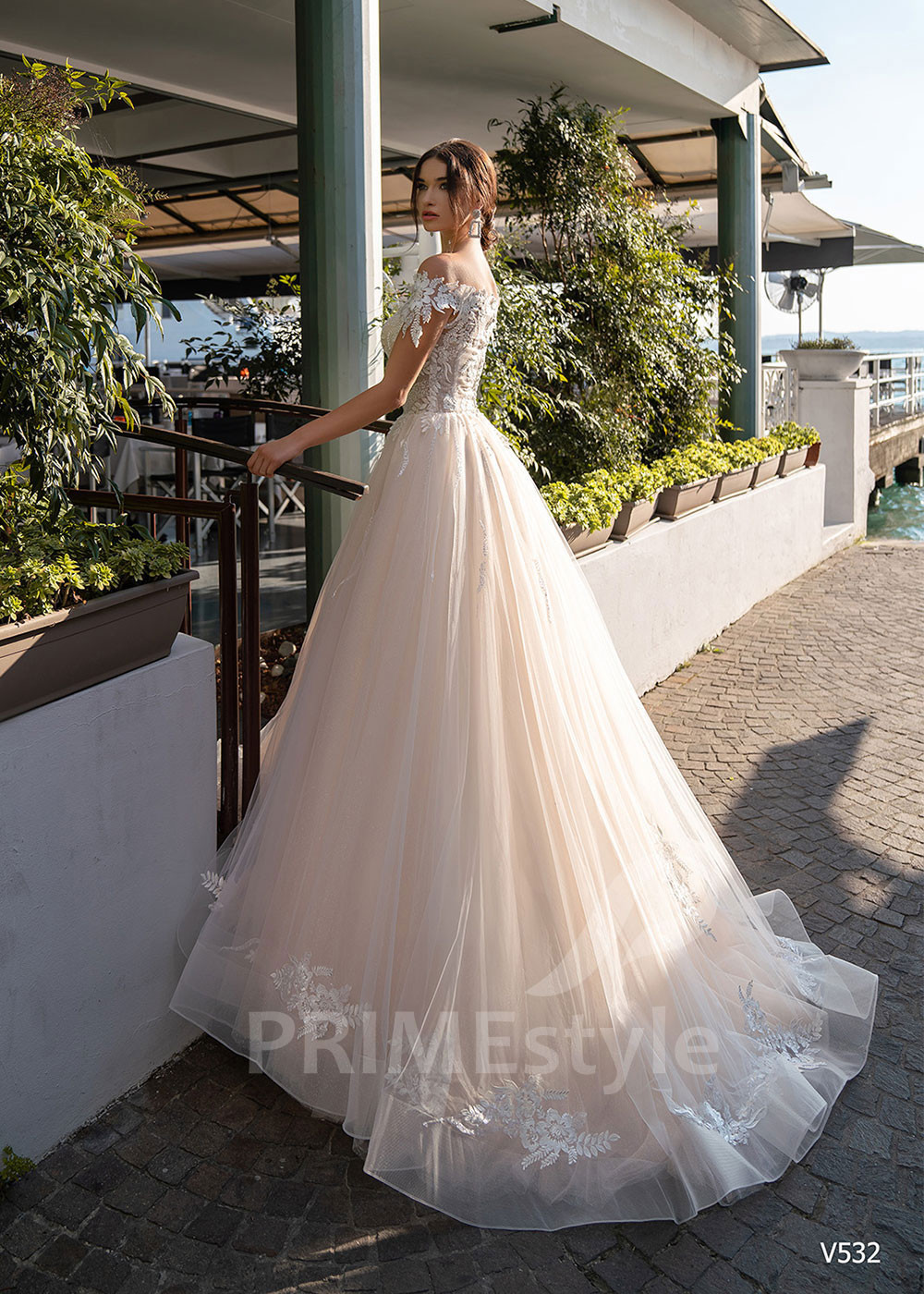 Jednoduché čipkované svadobné šaty LS532