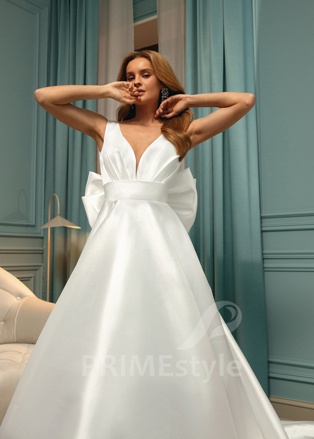 Extravagantné saténove svadobné šaty...