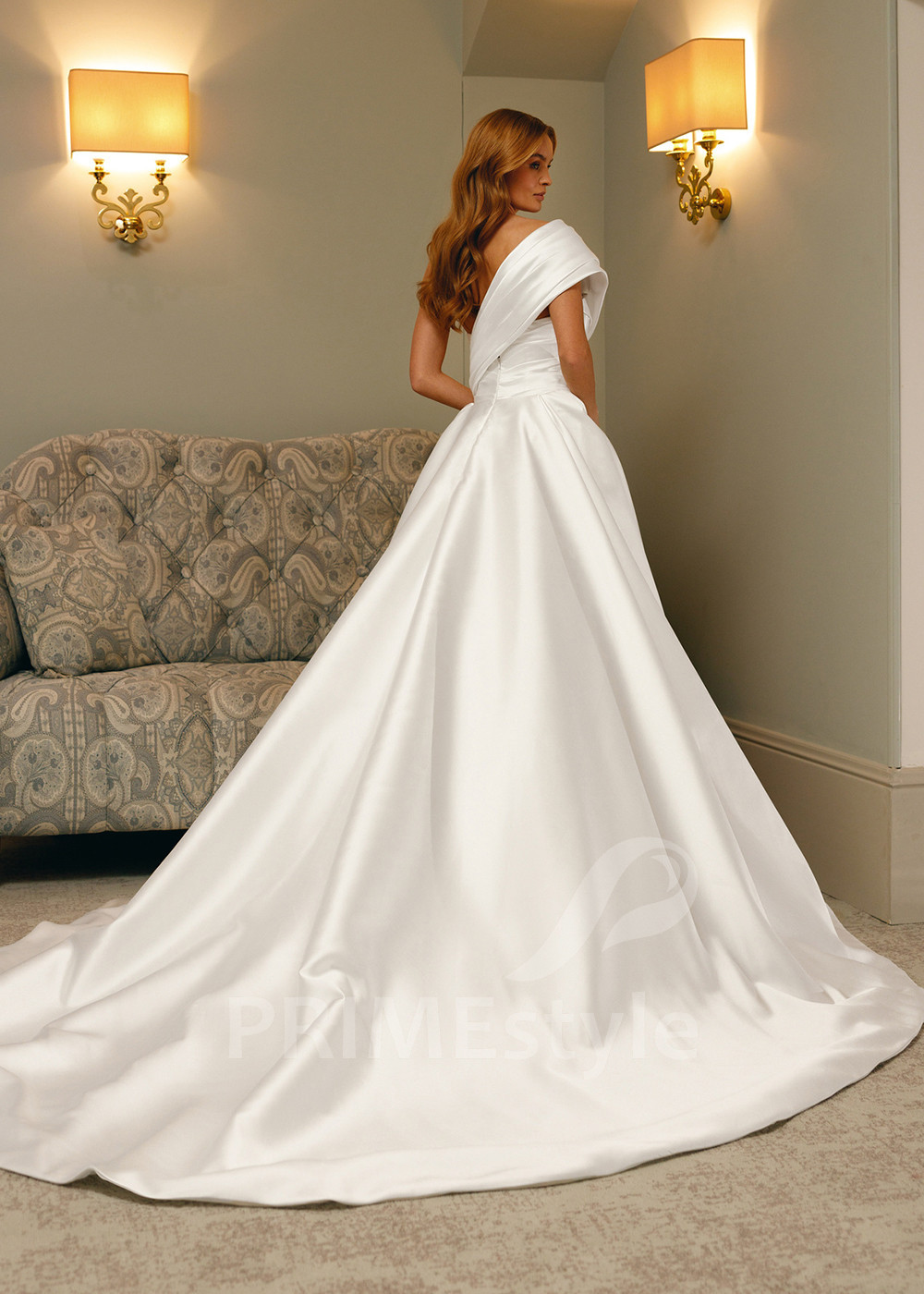 Luxusné asymetrické svadobné šaty...