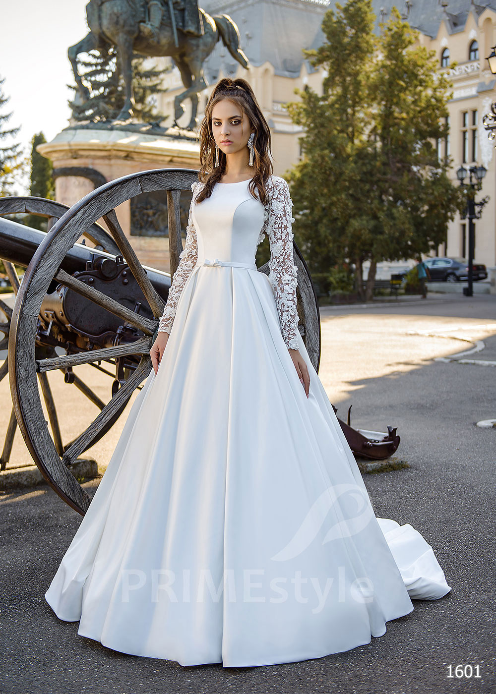 Elegantné saténove svadobné šaty LC1601