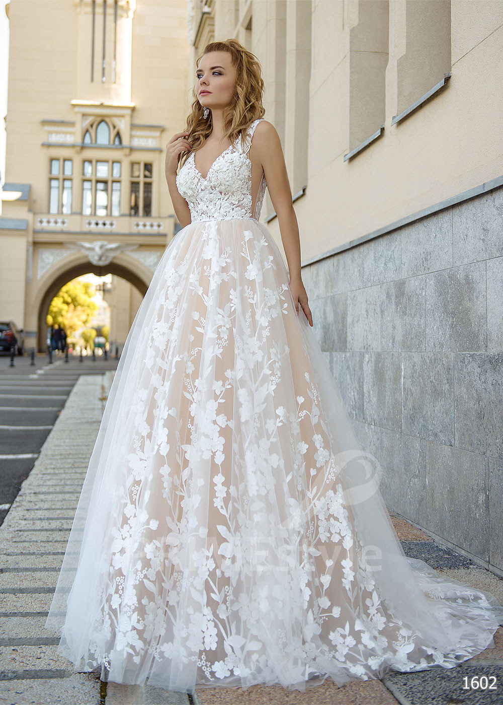 Luxusné celočipkované svadobné šaty LC1602