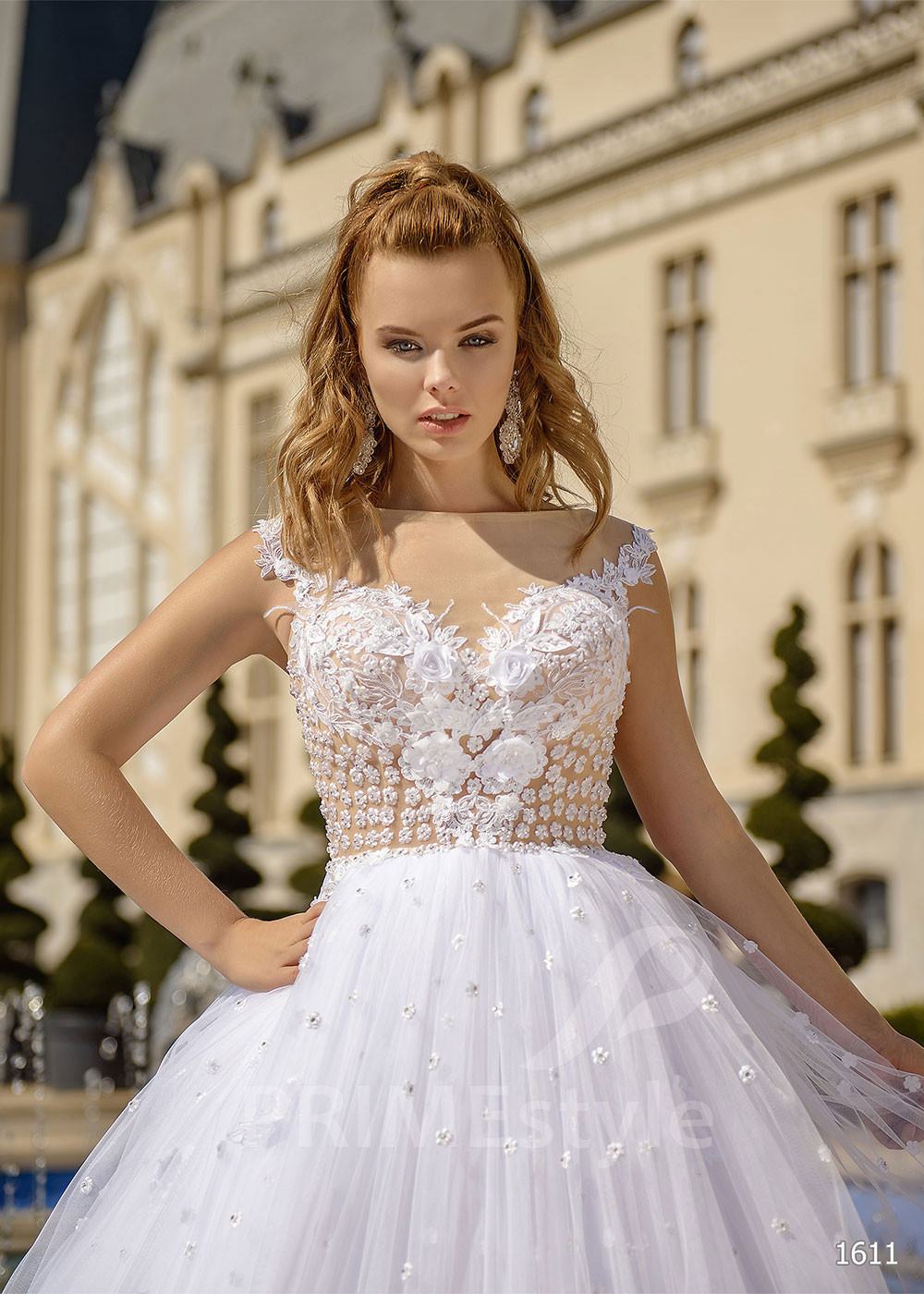 Jednoduché kvetované svadobné šaty...