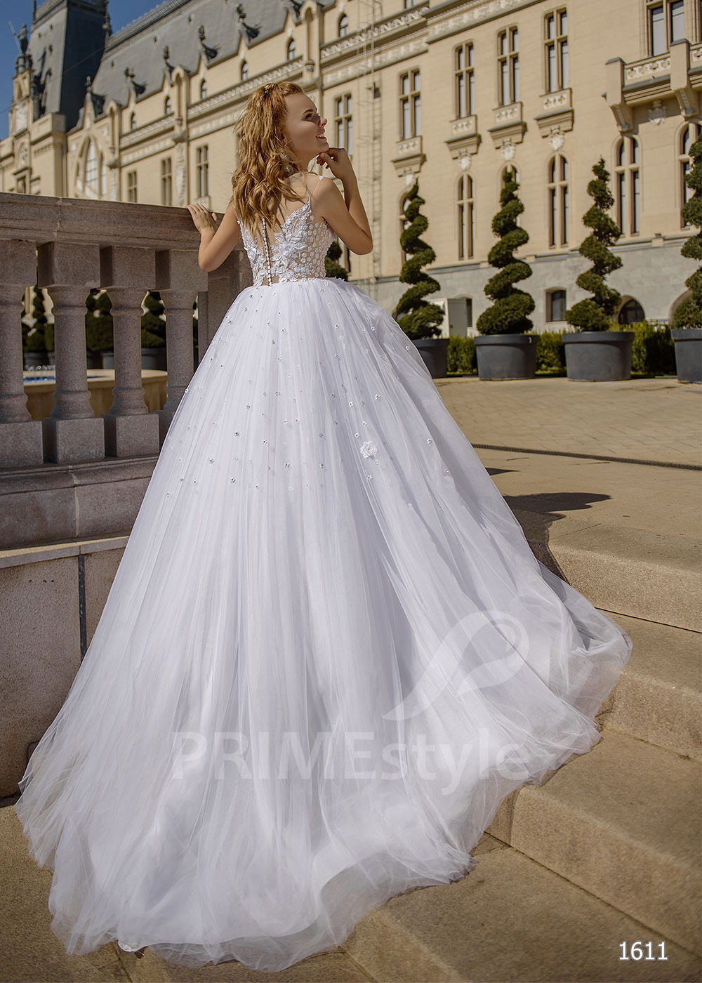 Jednoduché kvetované svadobné šaty...