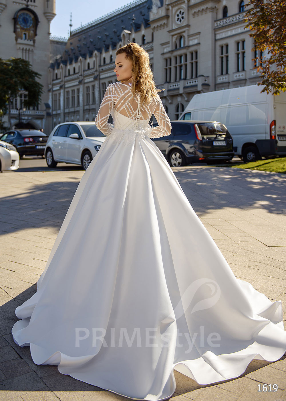 Extravagantné saténove svadobné šaty...