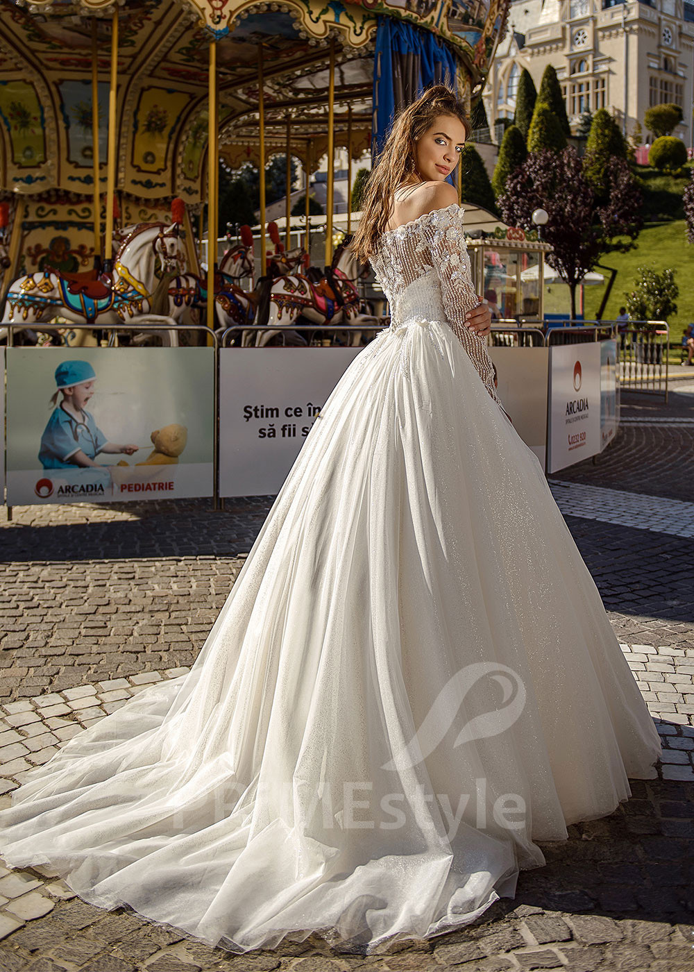 Exkluzívne trblietavé svadobné šaty...