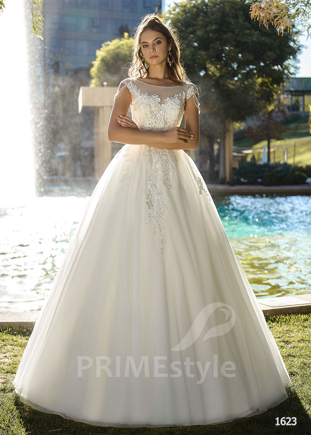 Jednoduché čipkované svadobné šaty LC1623