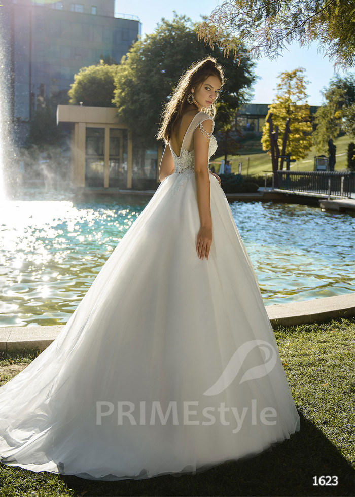 Jednoduché čipkované svadobné šaty LC1623