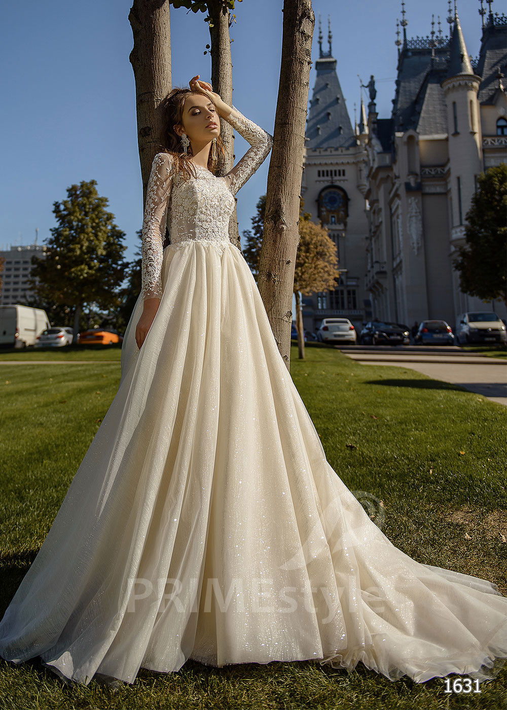 Elegantné trblietavé svadobné šaty...