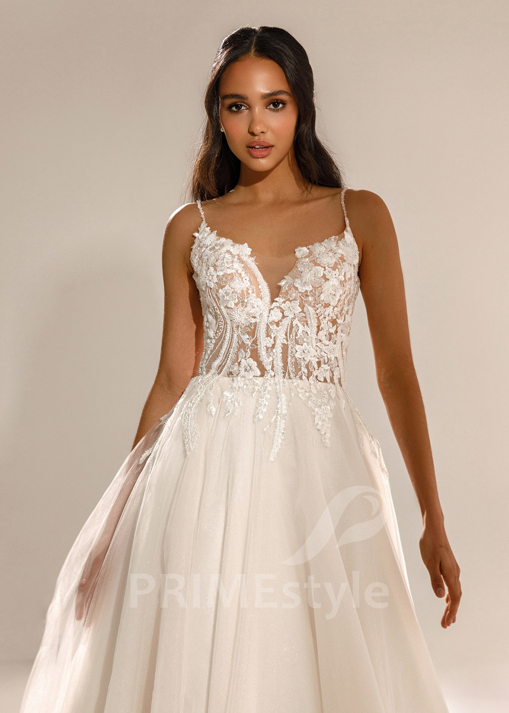 Jednoduché svadobné šaty na ramienka...