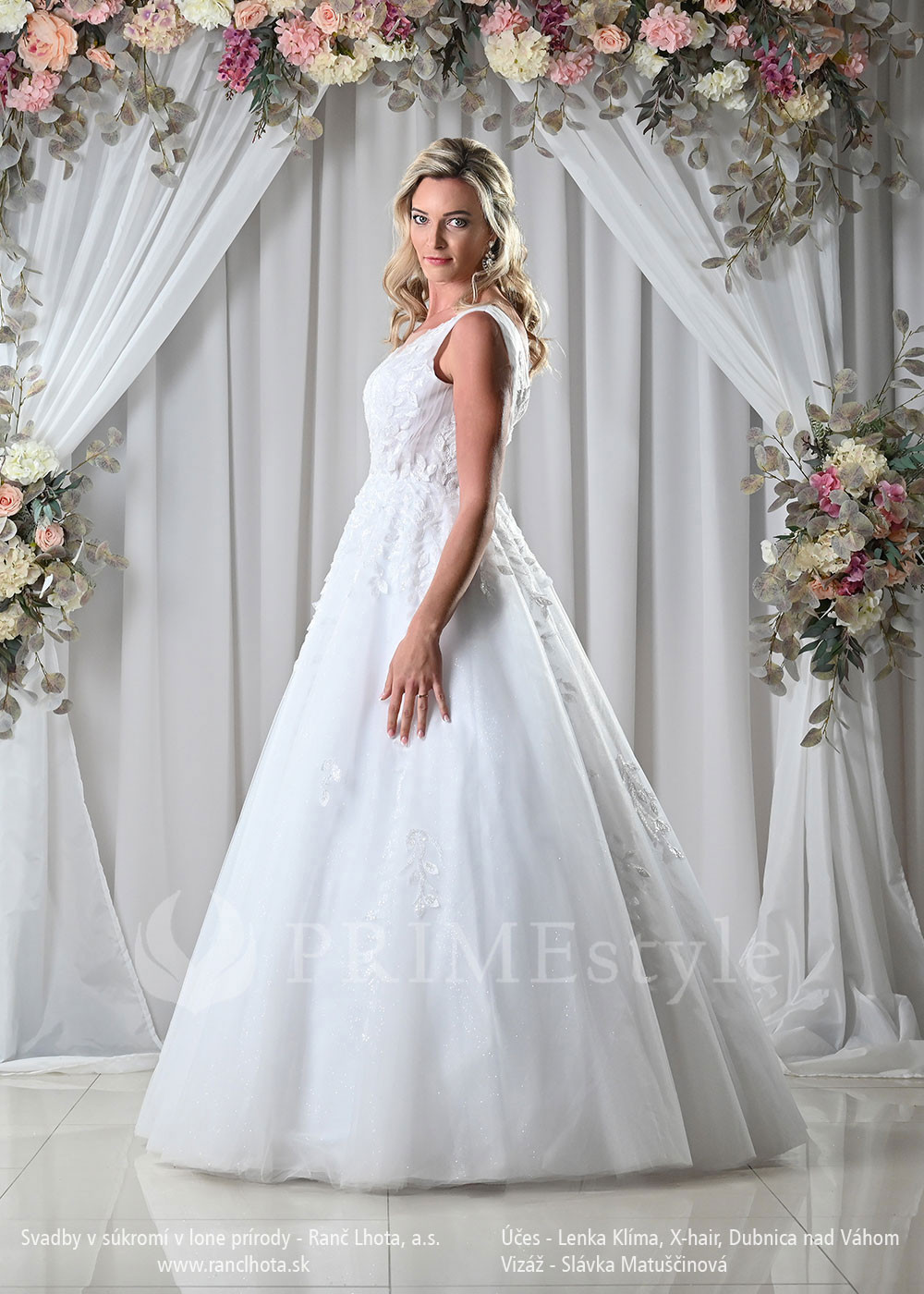 Jednoduché trblietavé svadobné šaty...