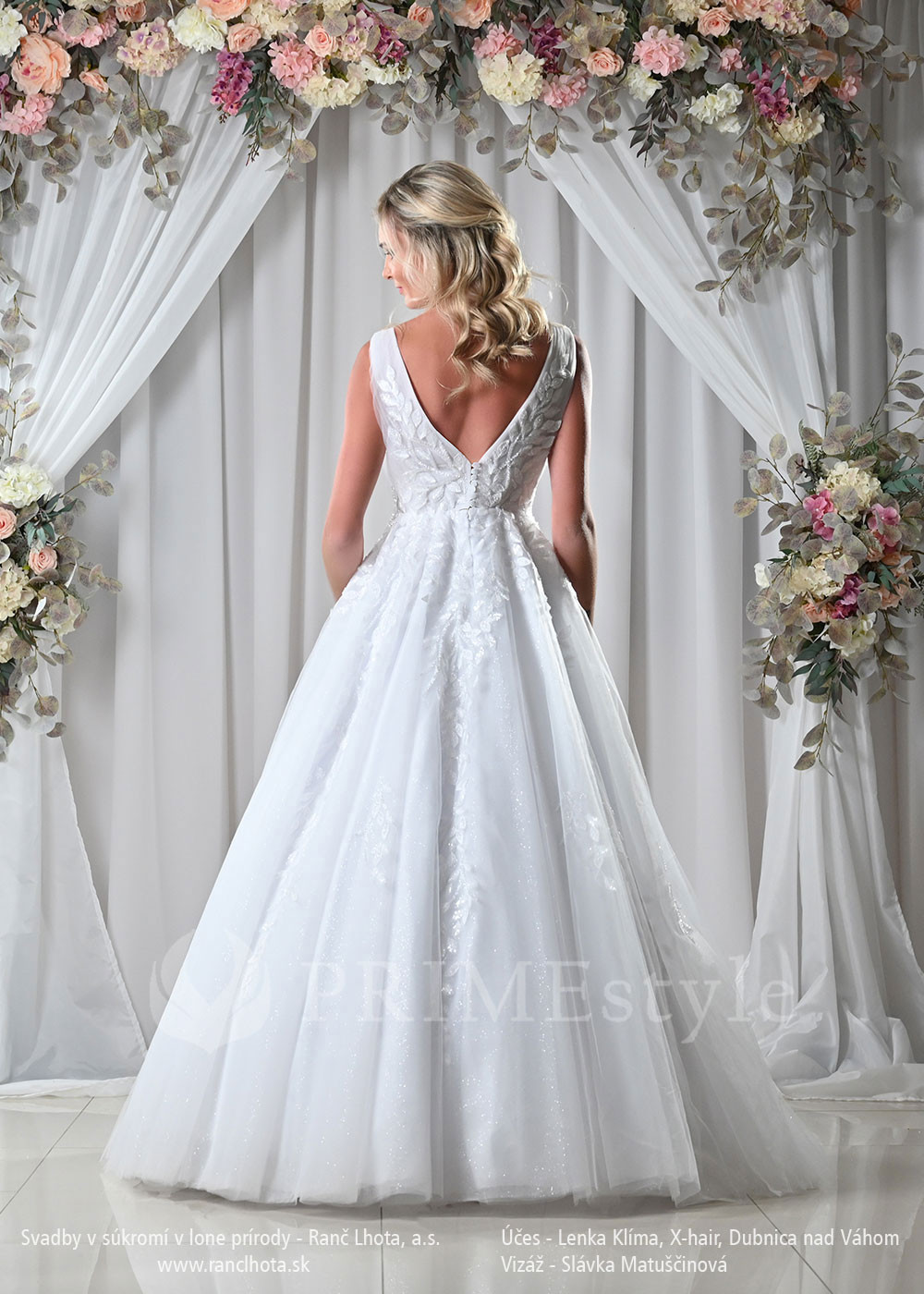 Jednoduché trblietavé svadobné šaty...