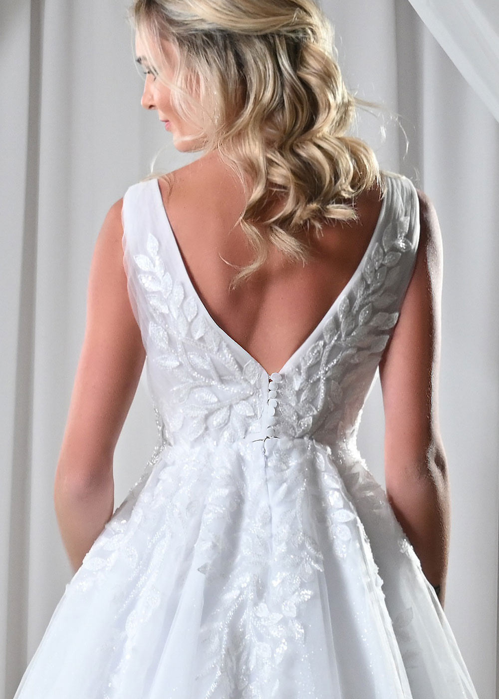 Jednoduché trblietavé svadobné šaty...