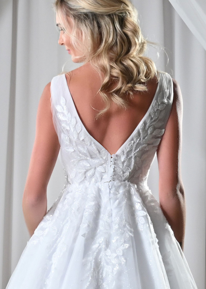 Jednoduché trblietavé svadobné šaty Dafina