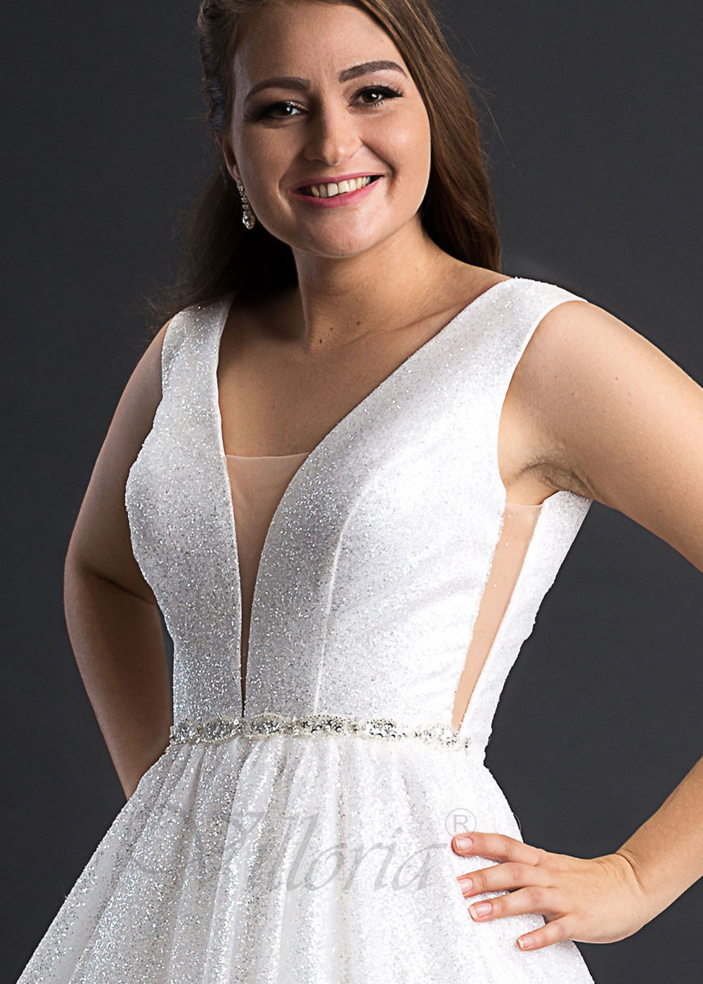 Jednoduché trblietavé svadobné šaty...