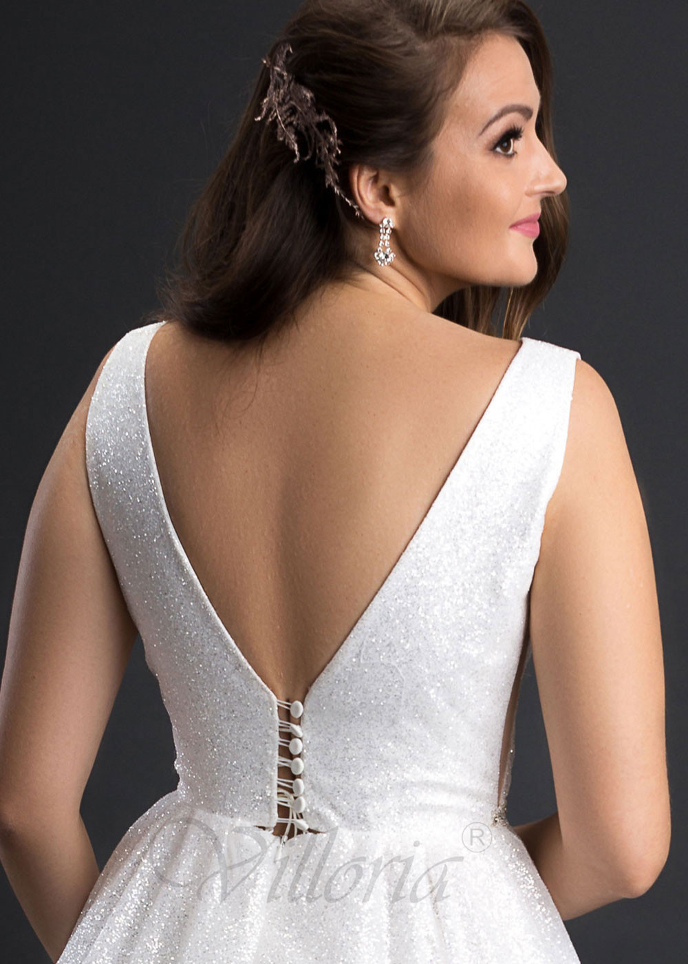 Jednoduché trblietavé svadobné šaty...