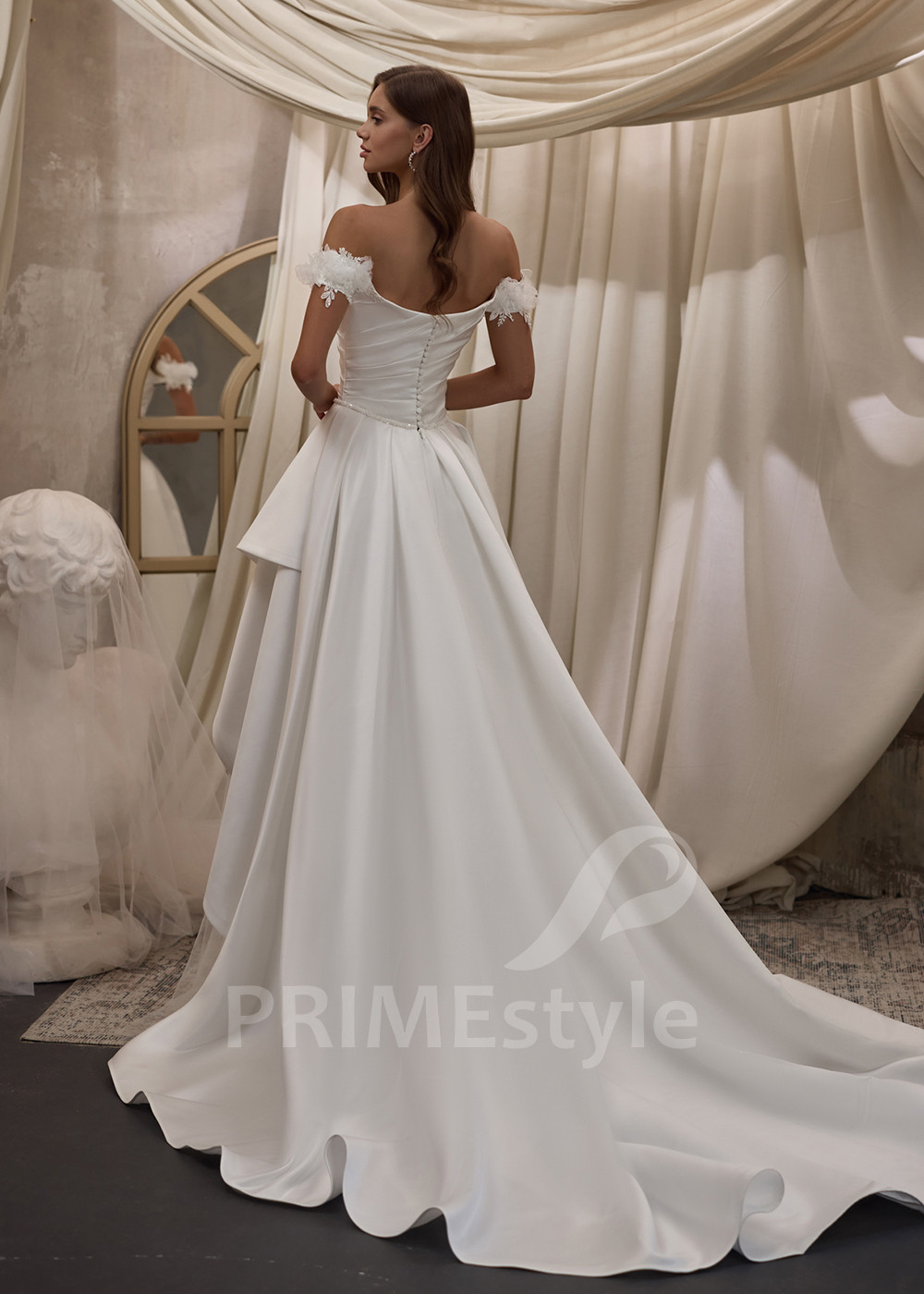 Svadobné šaty s padnutými ramienkami...