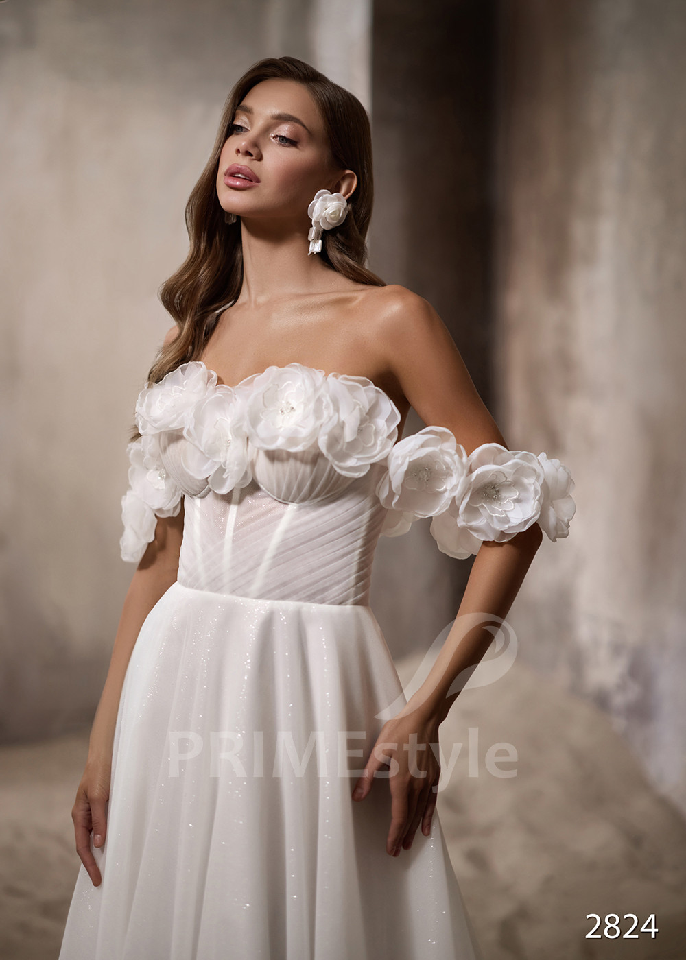 Jednoduché svadobné šaty s padnutými...