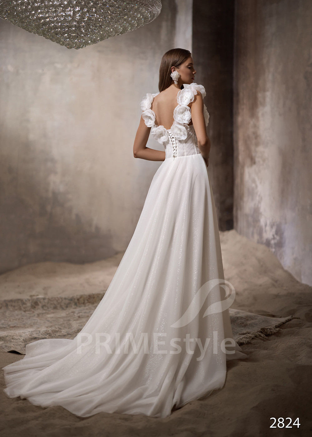 Jednoduché svadobné šaty s padnutými...